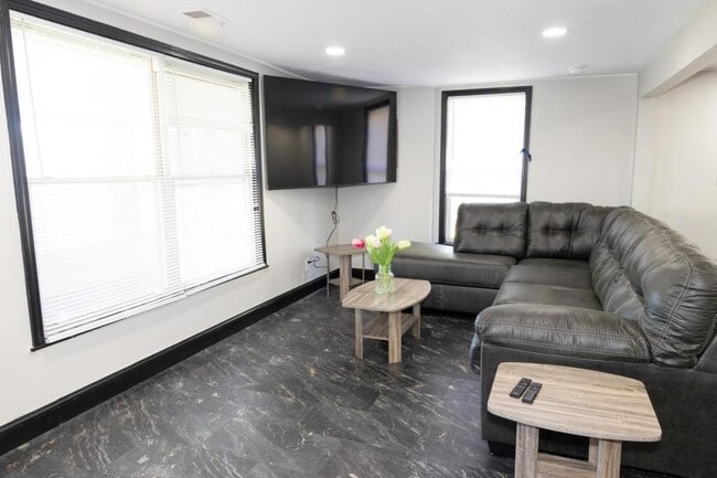 Building Photo - 810 Woodbine Rd