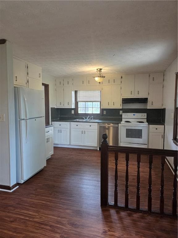 Building Photo - 2206 Country Club Dr SE