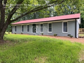 Building Photo - *Move In Special* One Level 3 BR/2BA Brick...