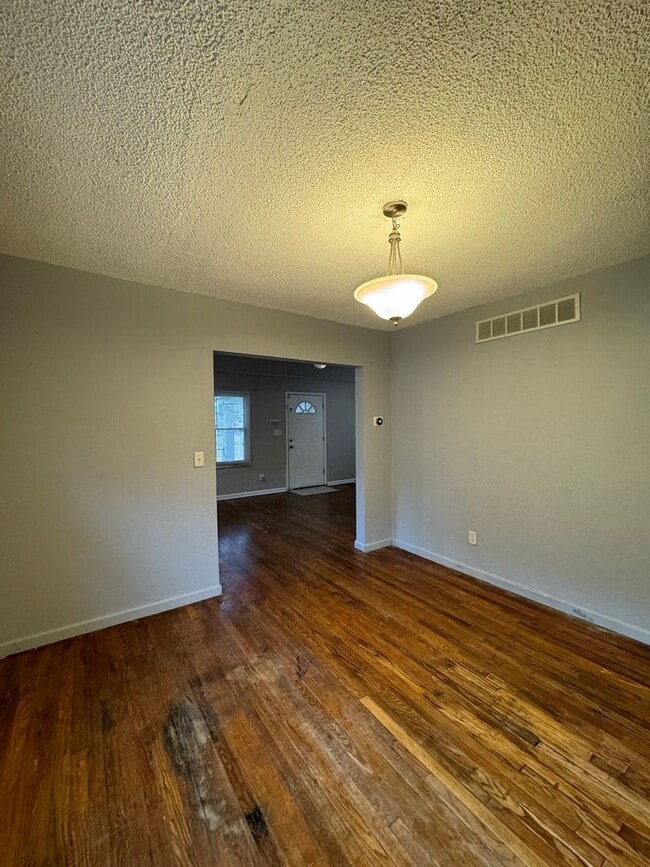 Building Photo - Coming Soon: 3 Bedroom Home Near Zoo & Parks!