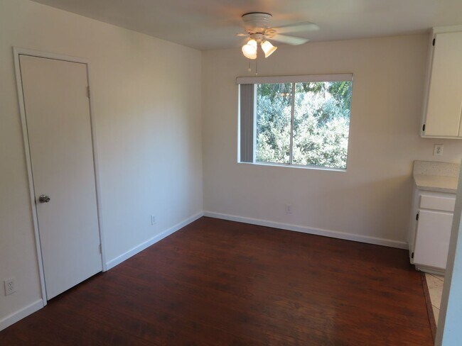 Building Photo - Renovated 2 Bed, 2 Bath Apartment in the h...