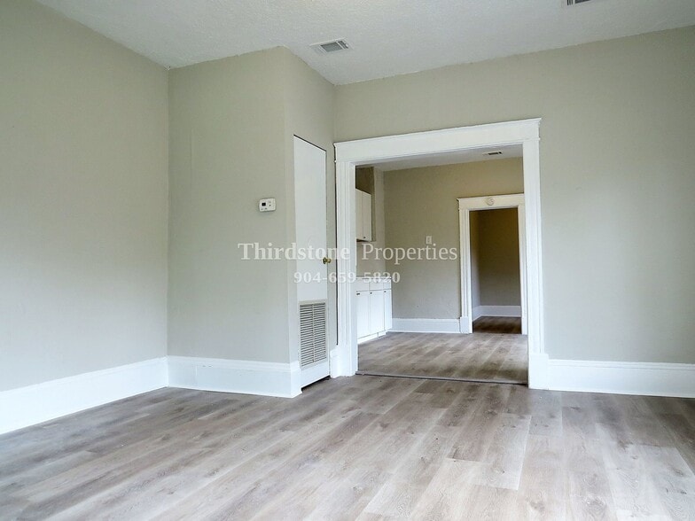 Building Photo - 3326 W 1st St