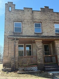 Building Photo - Newly Remodeled 3 Bedroom