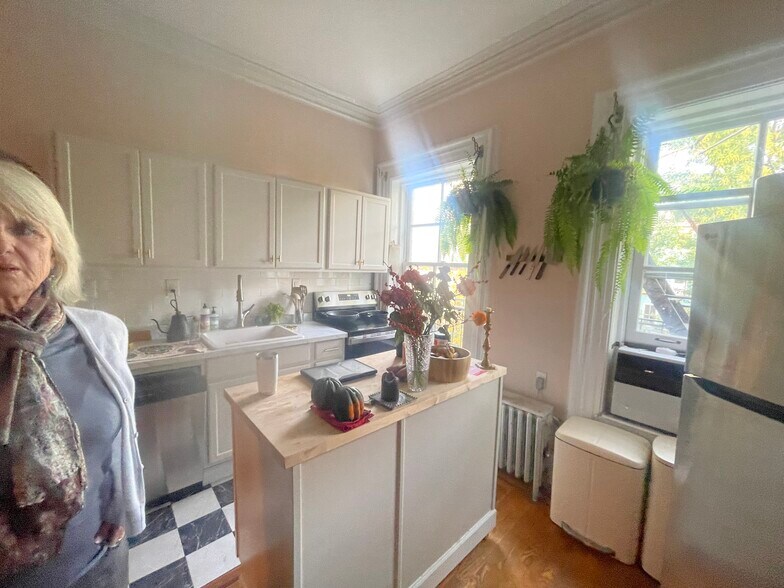 Building Photo - 241 Carlton Ave