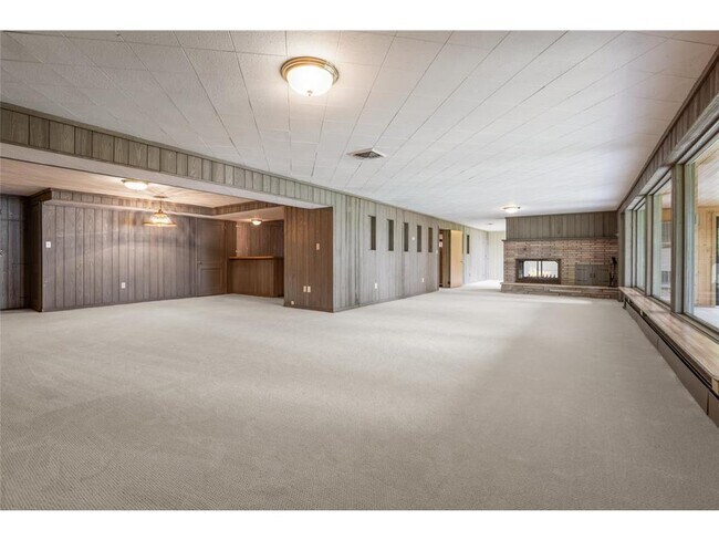Building Photo - 6400 Greenbriar Ave