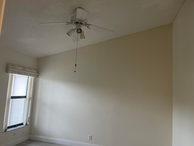 Building Photo - 10910 Lakemore Ln