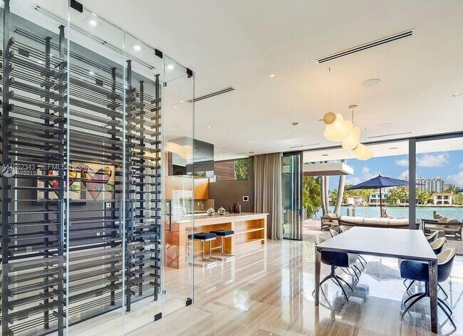 Building Photo - 321 E Dilido Dr