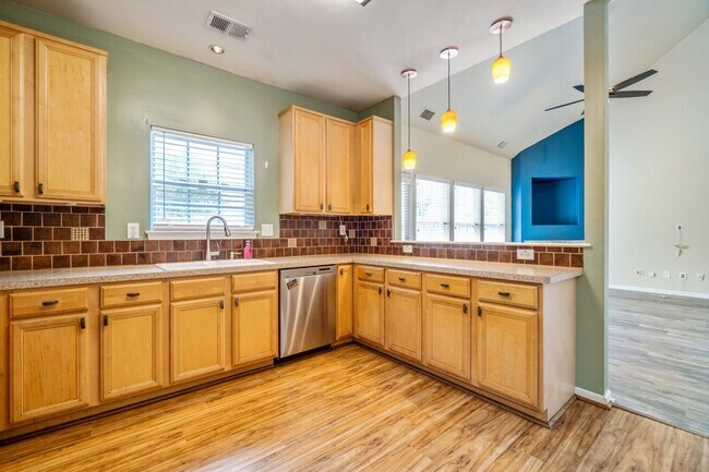 Building Photo - 3701 Bay Crescent
