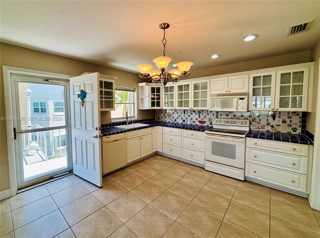 Building Photo - 1323 Bayshore Dr