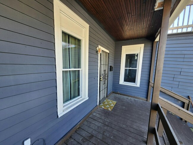 Building Photo - 2033 W 98th St