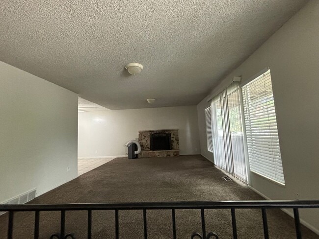 Building Photo - Nice and Spacious Orem Home