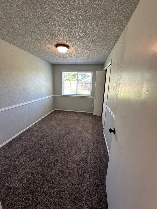 Building Photo - Ready first of June / 3 bedroom 2 bathroom...