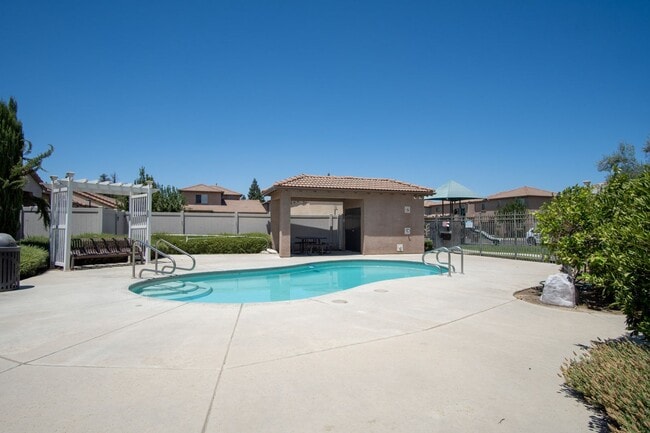 Building Photo - Full Furnished Short or Long-term rental i...