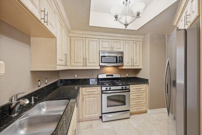 Building Photo - Luxury 1-Bedroom Rental in Guard-Gated Meridian – Walk to the Strip!