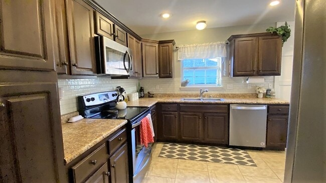 Building Photo - Gorgeous 3 Bedroom, 2 Bathroom Home in Woodridge Estates