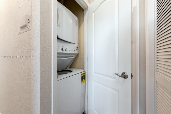 Building Photo - 2225 NE 123rd St