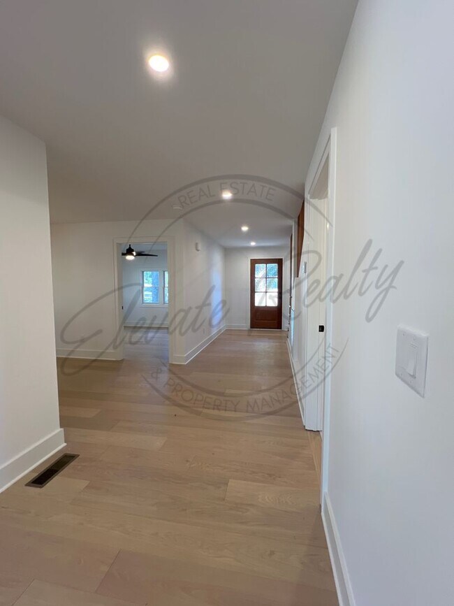 Building Photo - Modern Elegance in the Heart of Nashville ...