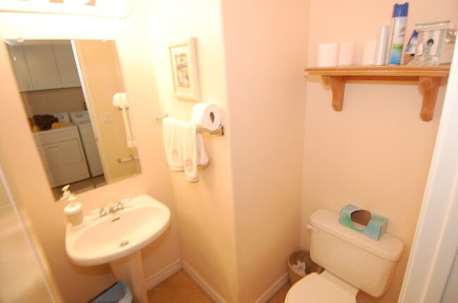 Building Photo - Light and Bright 2 bedroom 2.5 bath!!