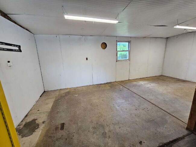 Building Photo - 3-Bedroom Shelby Twp Home on Spacious Lot with Large 2 Car Garage. Laminate Flooring on Main Floo...