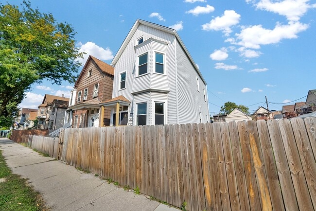 Building Photo - 714 W 48th Pl