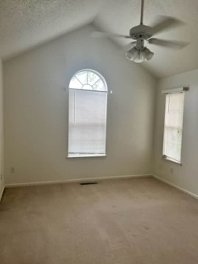 Building Photo - 2 Br 2 Bath