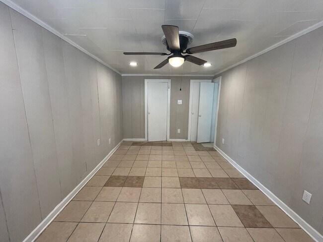 Building Photo - Downstairs Unit Ready for Move-in~ Spacious one Bedroom & one Bath   ((New Vinyl Plank Flooring i...