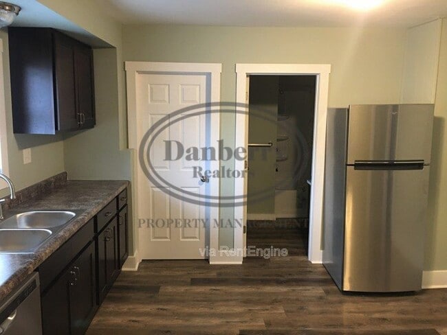 Building Photo - 319 Frazer St