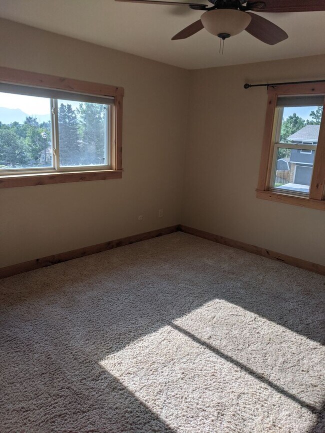 Building Photo - Old Farm tri-level with basement