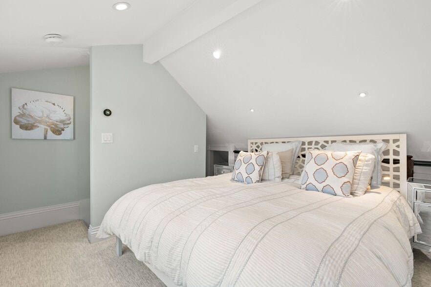 Building Photo - 7 Acorn St