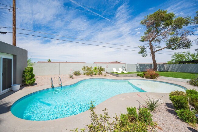 Building Photo - European-inspired Mid-Century Henderson Home!