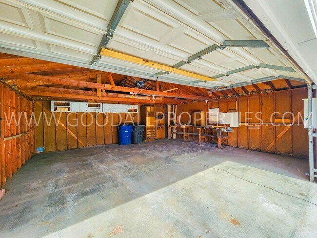 Building Photo - Great Deal !!! 4 Bedroom 1 Bath Home in Des Moines