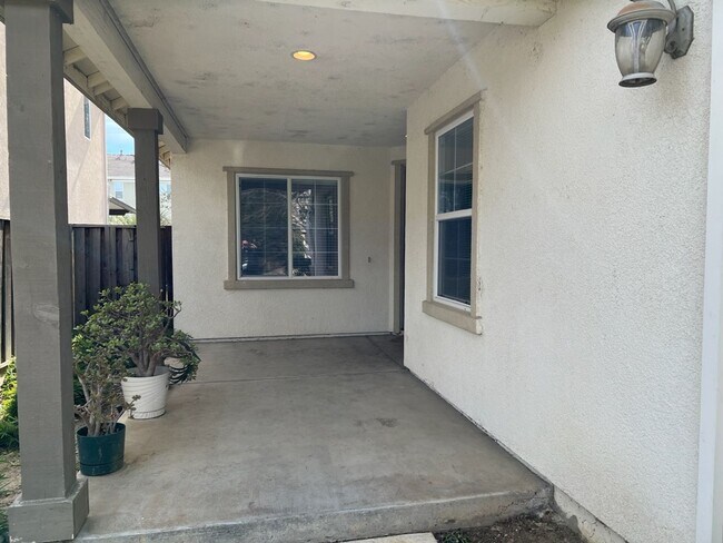 Building Photo - 4 bedroom home with 3 car garage in Patterson!