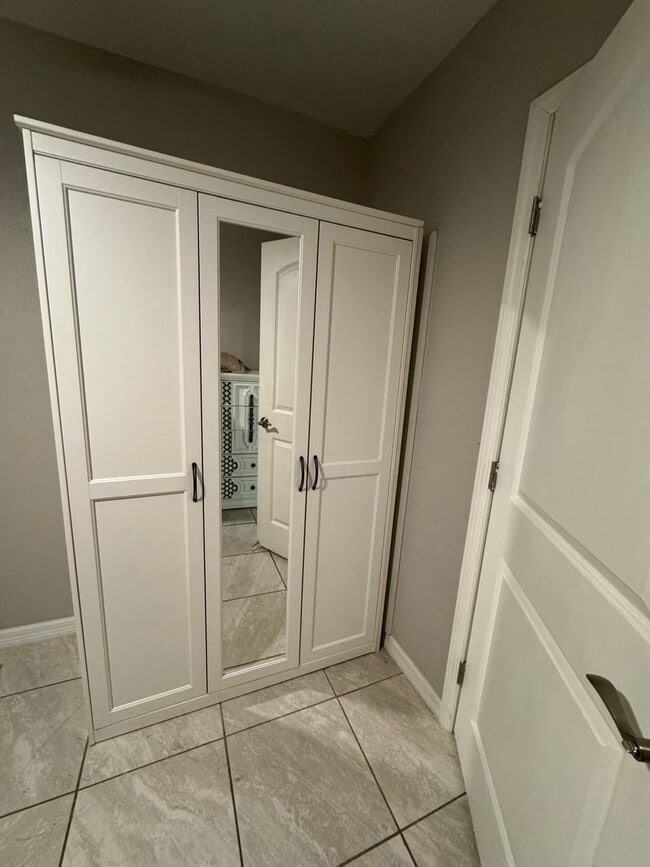 Building Photo - 2 bedroom 1 bath close to downtown Melbourne, FIT and the beaches.