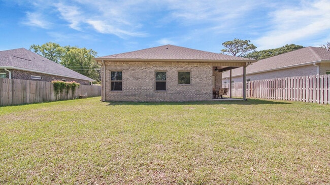 Building Photo - 1445 Hickory St