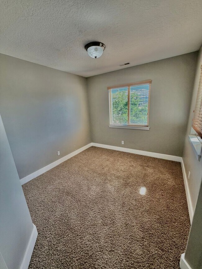 Building Photo - Lehi 3 Bedroom Town Home Pets OK