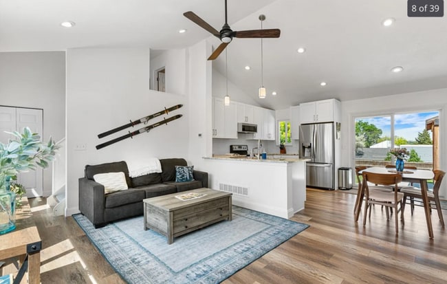 Building Photo - 6604 S Dahlia Cir