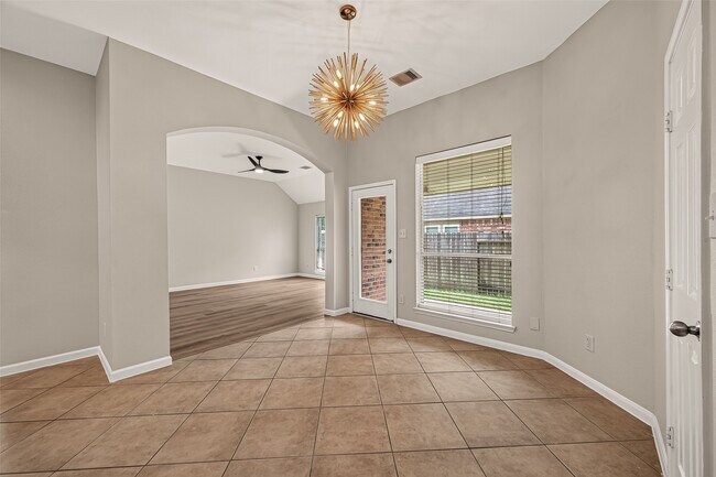 Building Photo - 706 Silver Creek Cir