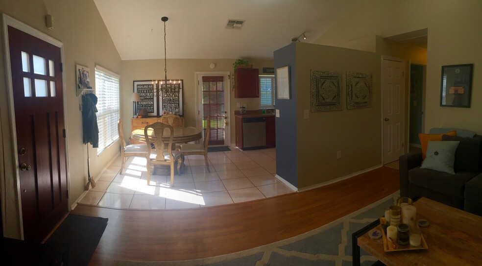 Dining area - 779 West Lyman Avenue