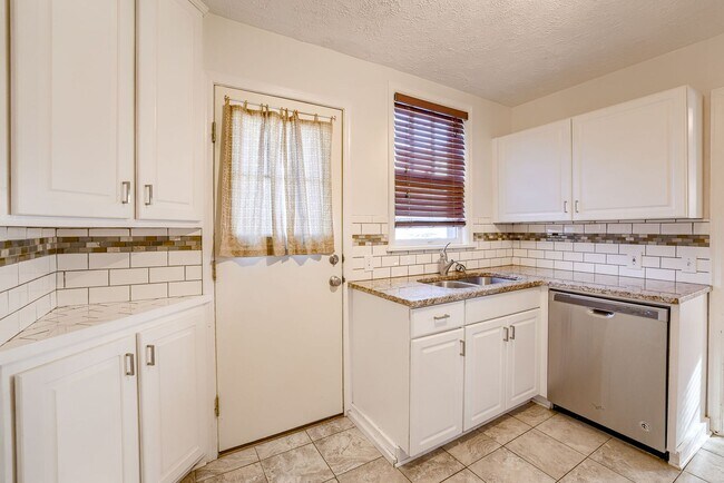Building Photo - Charming 3 Bedroom Duplex In Prime Location!!