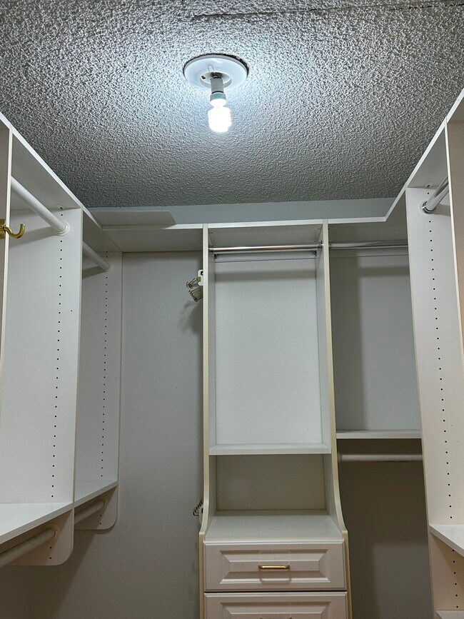 Building Photo - 778 N Valley Dr