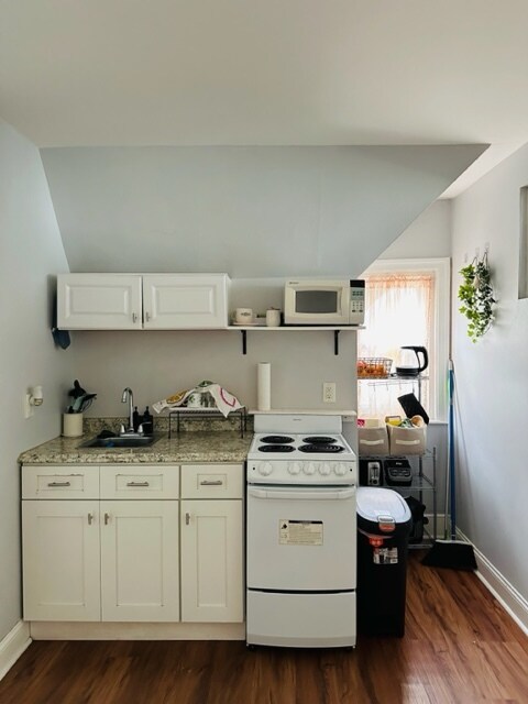 Building Photo - 323 S 46th St