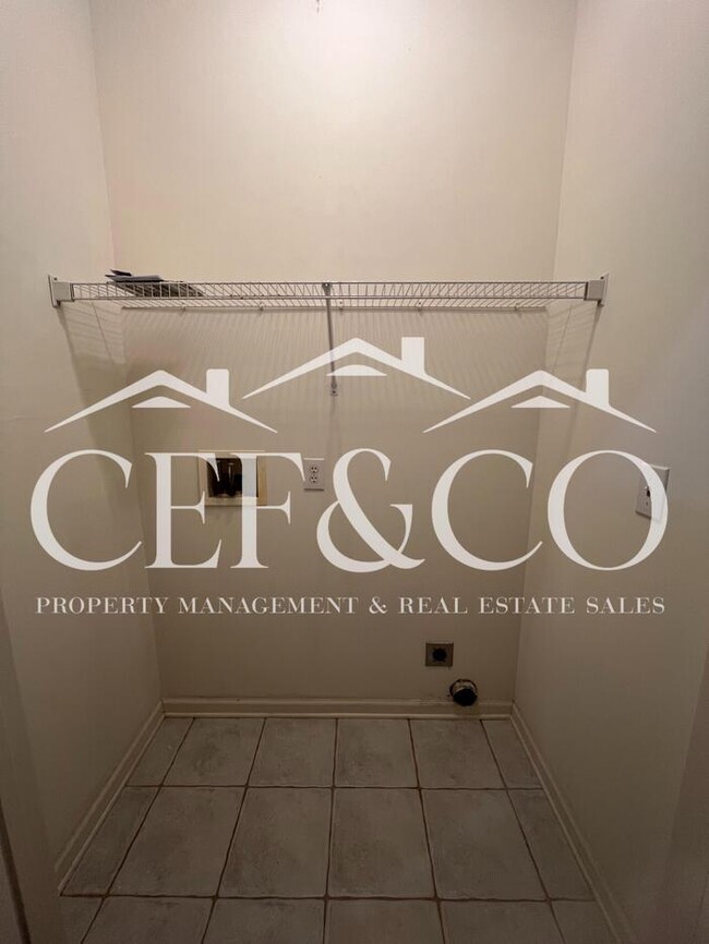 Building Photo - Spacious 3-Bedroom, 2-Bathroom Home in Roc...