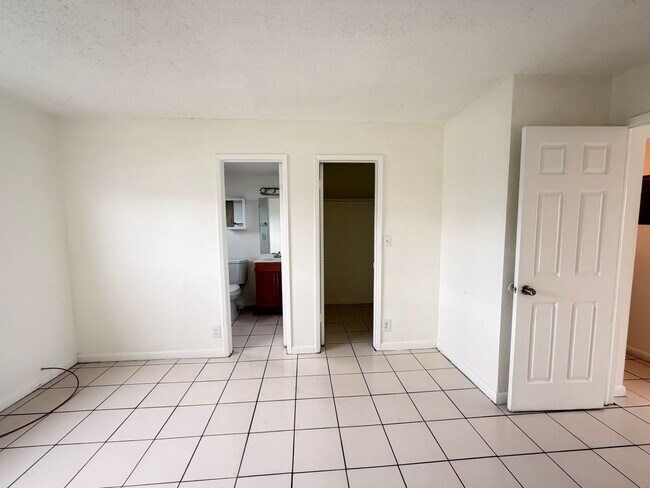 Building Photo - One-bedroom for rent in Pompano Beach