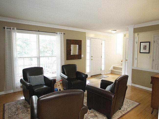 Building Photo - Beautifully Updated Home in Desirable Scho...