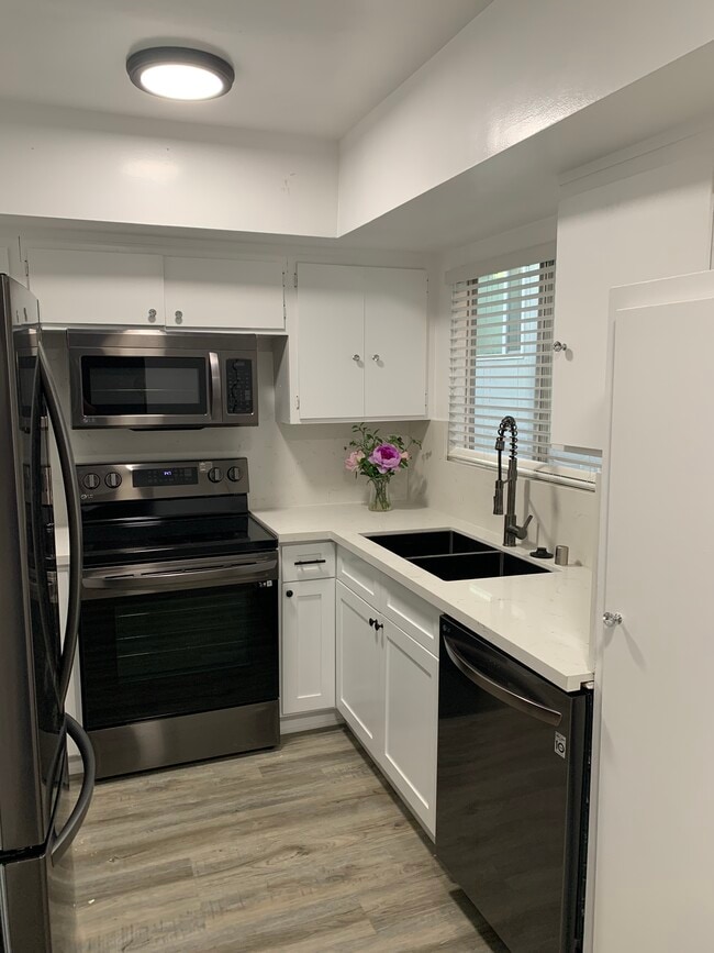 Kitchen - 1841 N Fuller Ave