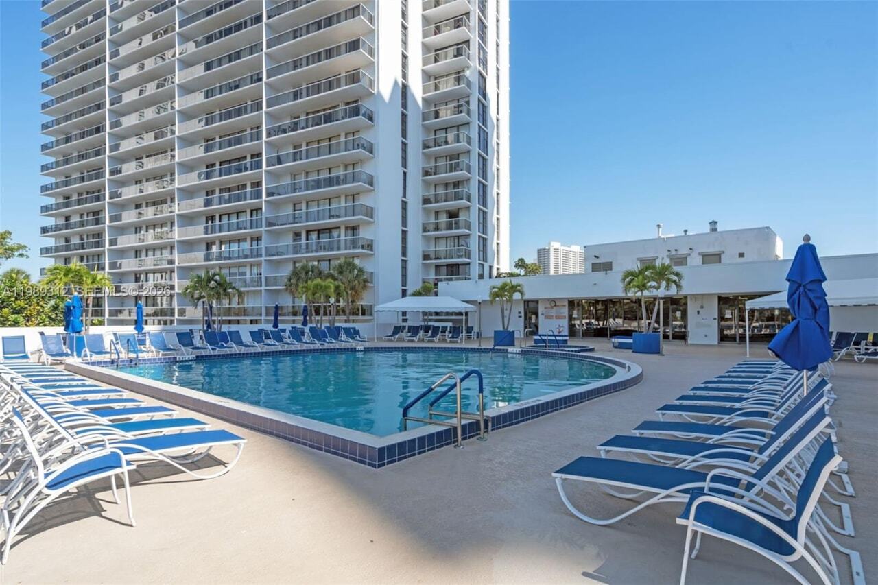 Building Photo - 3701 N Country Club Dr