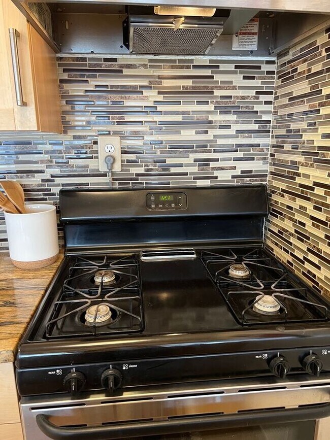 Building Photo - 522 21st St NW