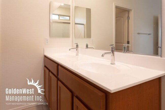 Building Photo - Bright & Airy 4 Bdm 2Ba in Quiet Neighborh...