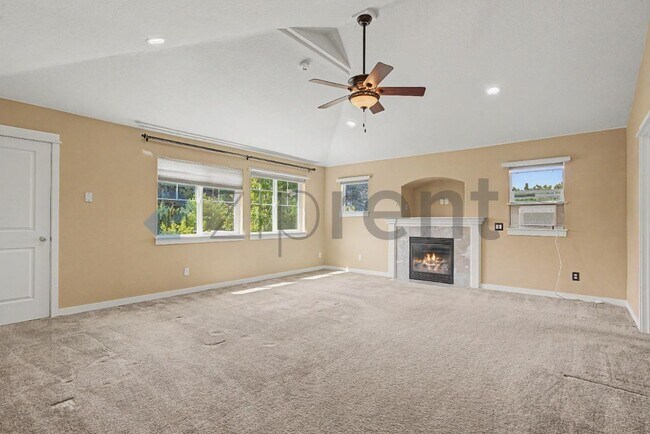 Building Photo - 132 NE 63rd Ave