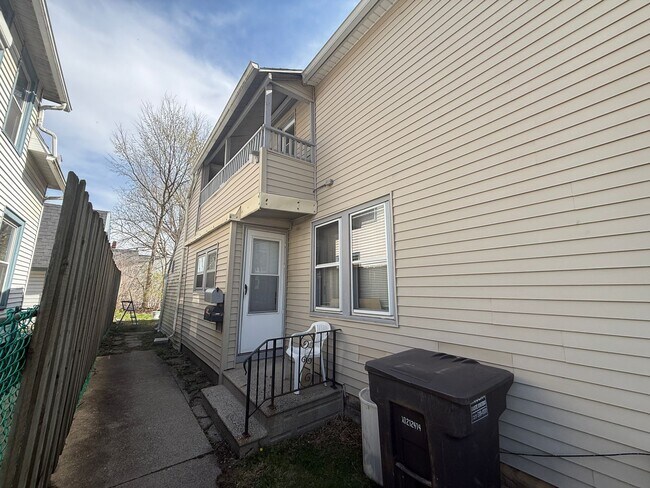 Building Photo - Freshly Renovated 1-Bedroom-Convenient Loc...